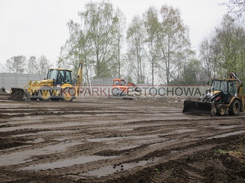 Maszyny BORMET podczas robót ziemnych na dużym placu w Częstochowie