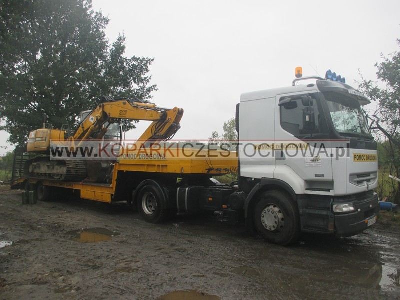Koparka gąsienicowa Liebherr załadowana na naczepę niskopodwoziową do transportu w Częstochowie