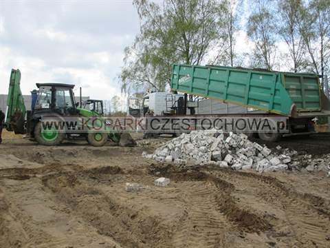 Załadunek gruzu betonowego po rozbiórce na naczepę